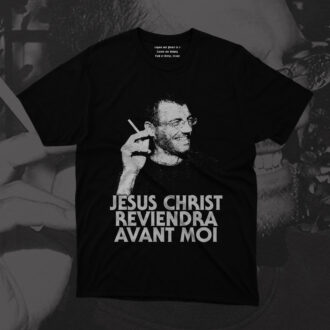 Le t-shirt Jesus Christ Reviendra Avant Moi de Hate Couture est une création audacieuse et percutante qui ne laisse personne indifférent. Avec son image décalée de Xavier Dupont de Ligonnès, l'homme au destin tragique et mystérieux, ce design interroge, choque et provoque, tout en jouant avec les codes de la culture populaire et du scandale. La phrase "Jesus Christ Reviendra Avant Moi" complète l'ironie du visuel en ajoutant une touche de sarcasme aussi noire que brillante, en référence à l’étrange et insaisissable nature de l’affaire Dupont de Ligonnès. Xavier Dupont de Ligonnès, cet homme devenu une figure à la fois emblématique et énigmatique de l’actualité criminelle, est ici représenté dans une posture ricanante, un sourire déconcertant qui semble se moquer des certitudes et des jugements hâtifs. L’absurdité de son image, conjuguée à la phrase provocatrice "Jesus Christ Reviendra Avant Moi", laisse entendre une réflexion acerbe sur l’oubli, le temps, et la notion de justice. Cette phrase semble remettre en question le délai d'attente de la justice, une moquerie sur l'impunité et l'idée que, même dans des cas aussi extrêmes, la vérité tarde à éclater. Le design, volontairement choquant, se joue des conventions, en jouant sur la juxtaposition entre une image de tristement célèbre criminel et une phrase religieuse chargée d’ironie. Il s'agit d'un commentaire acerbe sur les événements médiatiques qui, bien souvent, oublient de traiter les victimes, mais qui continuent de nourrir les mythes autour de figures telles que Dupont de Ligonnès. C’est un clin d'œil à cette lenteur de la justice, une critique mordante de la société qui se nourrit des drames pour mieux les oublier ensuite. Le t-shirt Jesus Christ Reviendra Avant Moi se veut un objet de réflexion autant qu’une déclaration. Il s’adresse aux amateurs de mode non conventionnelle, ceux qui n’ont pas peur d’exprimer des opinions tranchées et d’explorer les zones grises de la moralité à travers l’humour noir et l’iconoclasme. Ce n’est pas un t-shirt pour les timides ou les conventionnels, mais bien une pièce destinée à ceux qui veulent porter des messages forts et inoubliables, tout en rendant hommage à l’audace de Hate Couture. Un vêtement qui ne se contente pas de recouvrir, mais qui défie, interroge et provoque la conversation. Pour ceux qui aiment les designs où l’ironie et la critique sociale se mêlent, ce t-shirt est un incontournable.