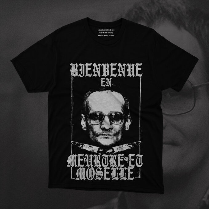 Francis Heaulme Meurtre Et Moselle Hate Couture frappe une nouvelle fois avec un design aussi provocant que macabre, fusionnant culture criminelle et satire grinรงante. Le T-shirt Bienvenue en Meurtre-et-Moselle dรฉtourne lโidentitรฉ visuelle du dรฉpartement franรงais de Meurthe-et-Moselle pour en faire un hommage noir et subversif ร  lโun des tueurs en sรฉrie les plus tristement cรฉlรจbres de France : Francis Heaulme. Une piรจce ร  la croisรฉe du true crime, du cynisme et de lโunderground, pensรฉe pour ceux qui osent afficher leur fascination pour le morbide. Un Design ร  Glacer le Sang Au cลur de cette crรฉation, une composition graphique percutante oรน Francis Heaulme apparaรฎt dans toute son aura sinistre. Son visage, reconnaissable entre mille avec son regard vide et son apparence fantomatique, est mis en scรจne dans un style ร  mi-chemin entre le rรฉalisme et lโesthรฉtique des affiches de faits divers. Son image semble surgir dโun dรฉcor lugubre, oรน lโatmosphรจre pesante รฉvoque les chemins de traverse et les paysages glauques de lโEst de la France, terrain de chasse du "Routard du crime". Lโรฉlรฉment clรฉ du design rรฉside dans le dรฉtournement du nom du dรฉpartement Meurthe-et-Moselle, transformรฉ en "Meurtre-et-Moselle". Ce jeu de mots glaรงant souligne le lien funeste entre Heaulme et la rรฉgion, oรน il a laissรฉ derriรจre lui une sรฉrie de meurtres sanglants, marquant lโhistoire criminelle de la France ร  jamais. Lโรฉcriture adopte une typographie inspirรฉe des panneaux de signalisation routiรจre, donnant lโimpression dโune entrรฉe dans un territoire oรน rรจgne lโhorreur. Un Message Noir et Subversif Avec ce T-shirt, Hate Couture ne se contente pas de jouer avec lโiconographie criminelle, mais pousse ร  la rรฉflexion sur la fascination populaire pour les tueurs en sรฉrie et leur impact sur lโimaginaire collectif. Loin dโune simple glorification, Bienvenue en Meurtre-et-Moselle questionne la maniรจre dont les crimes les plus terrifiants deviennent des mythes modernes, flirtant avec lโironie macabre et le mauvais goรปt assumรฉ. Une Piรจce Pour les Amateurs de True Crime et dโHumour Noir Conรงu pour ceux qui ne reculent devant aucun tabou, ce T-shirt sโadresse aux adeptes de la mode alternative, du true crime et des rรฉfรฉrences sombres qui font rรฉagir. Avec sa coupe streetwear et son graphisme saisissant, Bienvenue en Meurtre-et-Moselle sโimpose comme une piรจce forte, ร  porter avec lโaudace et lโirrรฉvรฉrence qui caractรฉrisent Hate Couture. Un vรชtement qui ne passera pas inaperรงu, et qui rappellera ร  chacun que lโhorreur peut parfois รชtre plus proche quโon ne le pense. Oserez-vous lโarborer ?